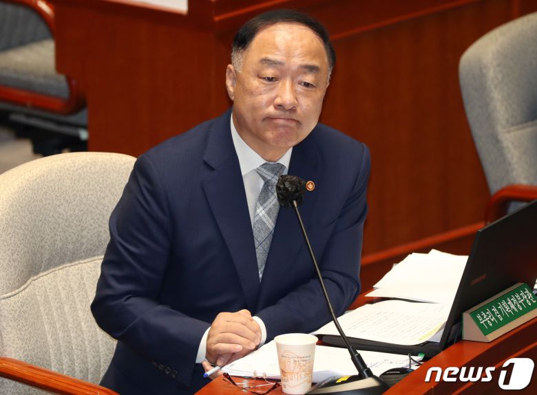 홍남기 경제부총리 겸 기획재정부 장관이 24일 서울 여의도 국회에서 열린 예산결산특별위원회 전체회의에서 의원들의 질의에 답하고 있다. 2020.8.24/뉴스1 © News1 박세연 기자