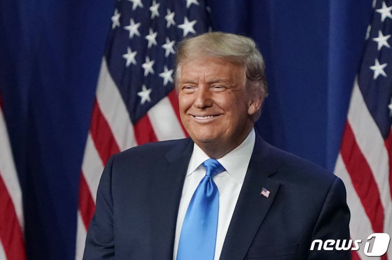 도널드 트럼프 미국 대통령이 24일(현지시간) 노스캐롤라이나 샬럿에서 열린 공화당 전당대회에서 오는 11월 대선 후보로 확정된 뒤 흐뭇한 모습을 하고 있다.  © AFP=뉴스1