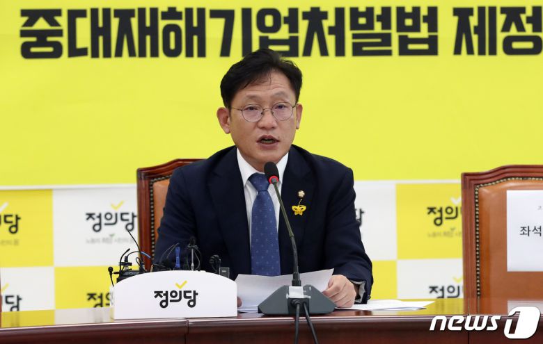 배진교 정의당 원내대표가 25일 오전 서울 여의도 국회에서 열린 의원총회에서 모두발언을 하고 있다. 2020.8.25/뉴스1 © News1 박세연 기자