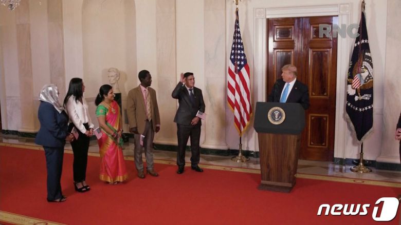 도널드 트럼프 미국 대통령이 백악관에서 신규 시민권자 귀화식을 열고 귀화자들에게 축하 발언을 하고 있다. © 로이터=뉴스1