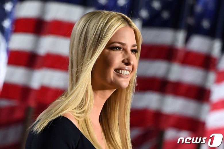 도널드 트럼프 미국 대통령의 딸 이방카 트럼프 백악관 선임고문이 27일(현지시간) 공화당 전당대회 마지막 날 워싱턴 백악관 로즈가든에서 트럼프 대통령 후보의 지지연설을 하고 있다. © AFP=뉴스1 © News1 우동명 기자