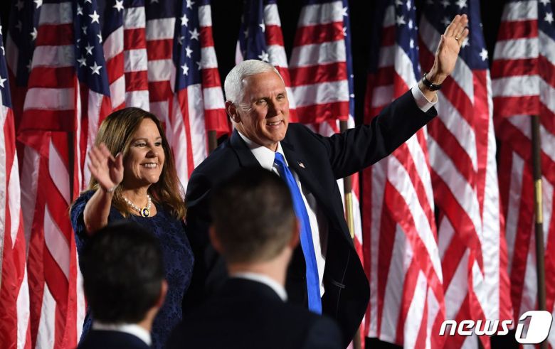 마이크 펜스 미국 부통령과 부인 카렌 여사가27일(현지시간) 공화당 전당대회 마지막 날 워싱턴 백악관 로즈가든에서 트럼프 대통령의 후보 수락연설에 참석을 하고 있다. © AFP=뉴스1 © News1 우동명 기자