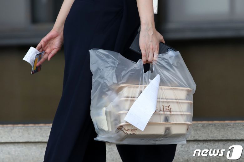 경기도 과천 법무부 청사에서 공무원들이 배달음식을 가져가고 있다. 최근 코로나19가 전국적으로 장소 불문 확산되면서 사회적 거리두기 2단계 일환으로 배달음식 및 도시락으로 점심을 해결하는 공무원 등 직장인이 늘어나고 있다. 2020.8.27/뉴스1 © News1 이승배 기자