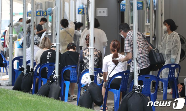 정부가 수도권의 사회적 거리두기 2단계를 일주일 더 연장한 28일 서울 영등포구청에 마련된 신종 코로나바이러스 감염증(코로나19) 선별진료소가 검사를 받으려는 시민들로 붐비고 있다. 2020.8.28/뉴스1 © News1 허경 기자