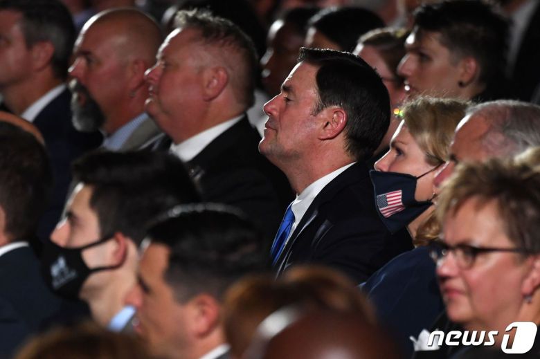 더그 듀시 미국 애리조나 주지사가 27일(현지시간) 공화당 전당대회 마지막 날 워싱턴 백악관 로즈가든에서 도널드 트럼프 대통령의 후보 수락연설을 듣고 있다. © AFP=뉴스1 © News1 우동명 기자