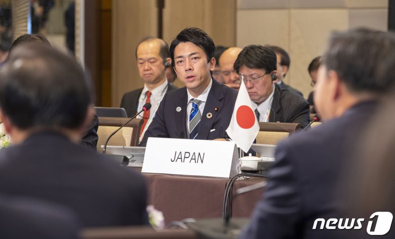 고이즈미 신지로 일본 환경장관이 24일 오전 일본 기타큐슈에서 열린 제21차 한중일 환경장관회의에서 발언을 하고 있다. (환경부 제공) 2019.11.24/뉴스1