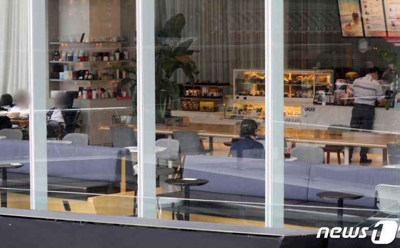 방역당국이 국내 신종 코로나바이러스 감염증(코로나19) 확산 상황과 관련해 수도권에 대해 사회적 거리두기 2단계를 일주일 더 연장하며 사실상 거리 두기 2.5단계 수준의 조치에 들어간다. 이에 따라 오는 30일 0시부터 9월6일 24시까지 수도권에 소재한 일반음식점·휴게음식점·제과점에 대해 오후 9시부터 다음날 5시까지는 포장·배달만 허용(집합제한)한다. 카페 중 프랜차이즈형 커피전문점에 대해서는 영업시간과 관계없이 매장 내 음식·음료 섭취를 금지하고 포장·배달만 허용하는 핵심 방역수칙을 의무화(집합제한)한다. 사진은 28일 서울 시내 사무공간 밀집지역의 한 커피숍.2020.8.28/뉴스1 © News1 민경석 기자