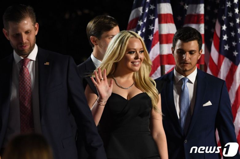 도널드 트럼프 미국 대통령의 아들 에릭, 딸 티파니와 남자친구가 27일(현지시간) 공화당 전당대회 마지막 날 워싱턴 백악관 로즈가든에서 트럼프 대통령의 후보 수락연설에 도착을 하고 있다. © AFP=뉴스1 © News1 우동명 기자