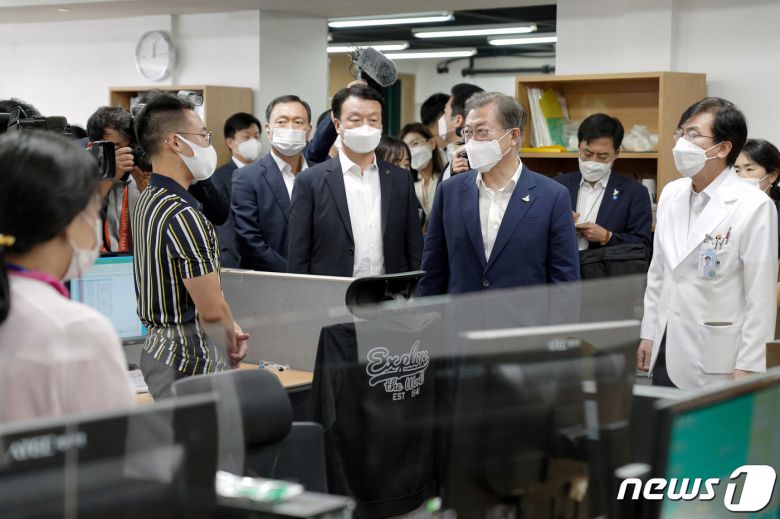 문재인 대통령이 서울시 중구 국립중앙의료원 코로나19 수도권 병상공동대응 상황실을 방문, 코로나19 현장 대응반 관계자들을 격려하고 있다. 2020.8.29/뉴스1 © News1 박정호 기자