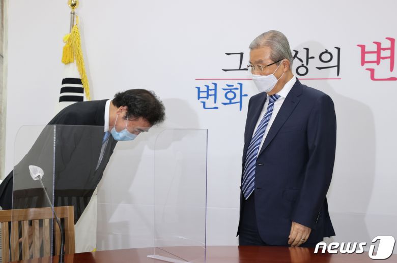 이낙연 더불어민주당 대표가 1일 오전 서울 여의도 국회에서 김종인 미래통합당 비대위원장을 예방, 인사를 하고 있다. 2020.9.1/뉴스1 © News1 신웅수 기자