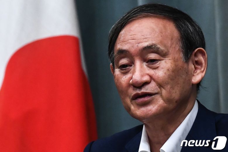 스가 요시히데 일본 관방장관이 지난달 31일 총리 관저에서 정례 브리핑을 열고 기자들의 질문에 답하고 있다. © AFP=뉴스1