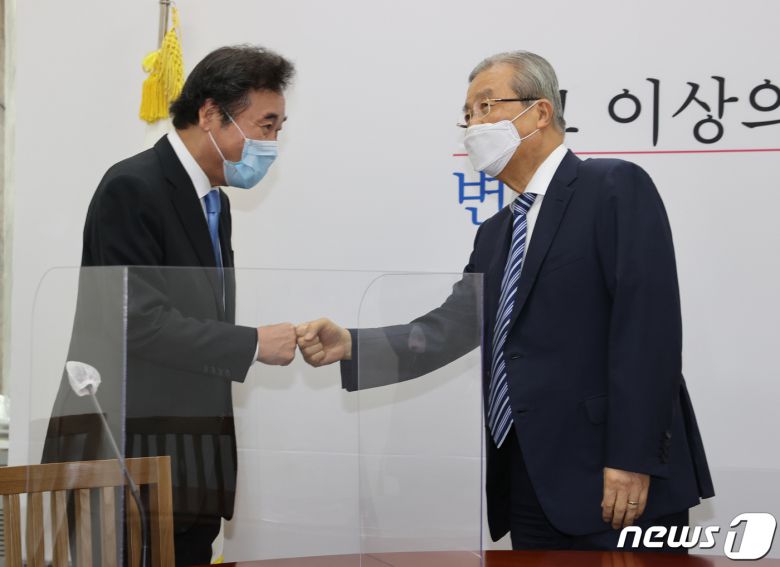 이낙연 더불어민주당 대표가 1일 오전 서울 여의도 국회에서 김종인 미래통합당 비대위원장을 예방, 인사를 하고 있다. 2020.9.1/뉴스1 © News1 신웅수 기자