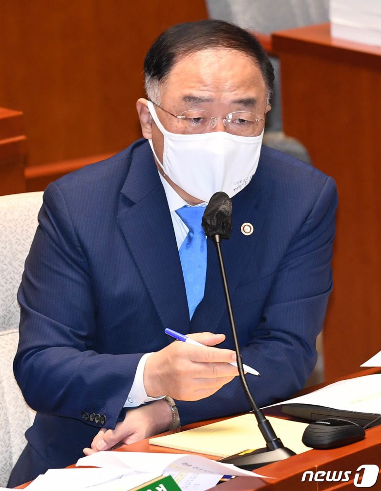 홍남기 경제부총리 겸 기획재정부 장관이 31일 서울 여의도 국회에서 열린 예산결산특별위원회 부별심사에서 발언하고 있다. 2020.8.31/뉴스1 © News1 박세연 기자