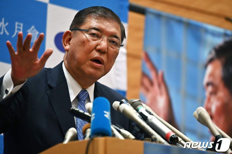 이시바 시게루 전 자민당 간사장이 1일 당 총재 경선 출마를 선언하는 기자회견을 하고 있다. © AFP=뉴스1