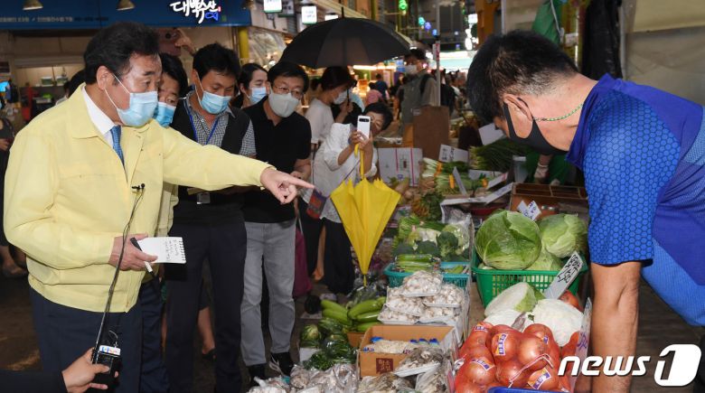 이낙연 더불어민주당 대표가 2일 오후 서울 마포구 망원시장을 방문해 코로나19로 어려움을 겪고 있는 상인들과 애로사항에 대해 대화하고 있다. 2020.09.02 © News1 신웅수 기자
