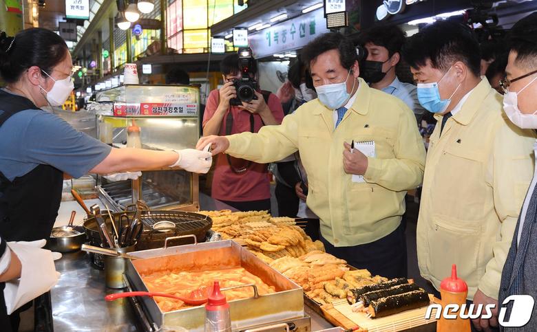 이낙연 더불어민주당 대표가 2일 오후 서울 마포구 망원시장을 방문해 코로나19로 어려움을 겪고 있는 상인들과 대화하고 있다. 2020.9.2/뉴스1 © News1 신웅수 기자