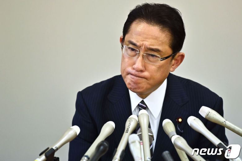 기시다 후미오 자민당 정조회장이 1일 당 총재 경선 출마를 선언하는 기자회견을 하고 있다. © AFP=뉴스1