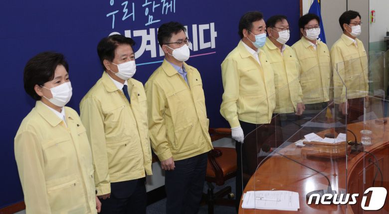 이낙연 더불어민주당 대표가 31일 오후 서울 여의도 국회에서 열린 최고위원회의에서 최고위원들과 기념촬영을 하고 있다. 왼쪽부터 양향자·노웅래·김종민 최고위원, 이 대표, 김태년 원내대표, 염태영·신동근 최고위원. 2020.8.31/뉴스1 © News1 신웅수 기자