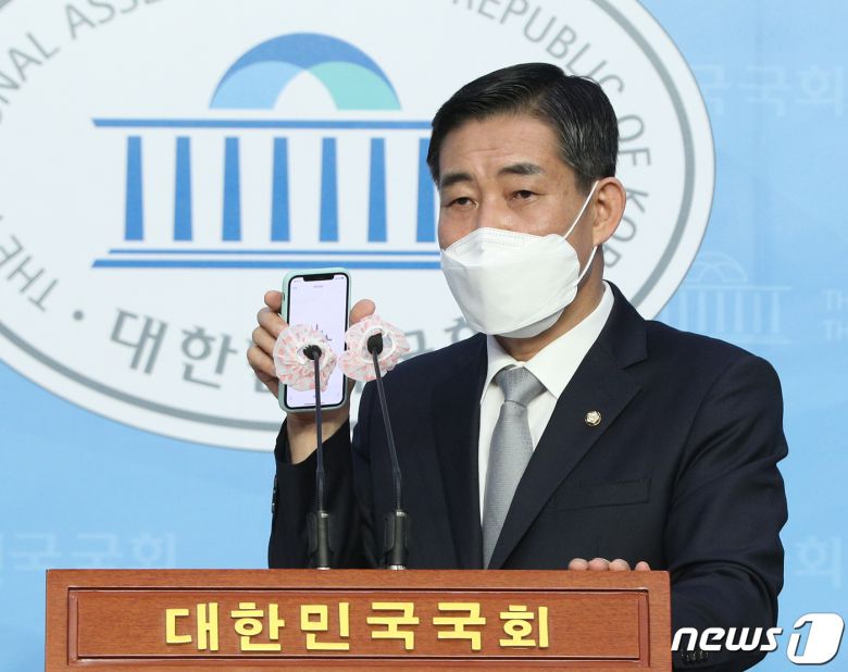 신원식 미래통합당 의원이 2일 오전 서울 여의도 국회 소통관에서 기자회견을 열고 추미애 법무부 장관의 아들 서모씨 휴가와 관련해 A대위 통화 녹취록을 공개하고 있다. 2020.9.2./뉴스1 © News1 신웅수 기자