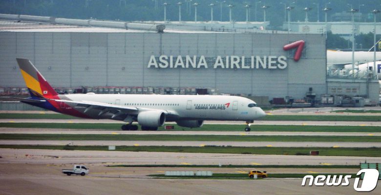 사진은 인천공항 제1터미널에 계류돼 있는 아시아나항공 여객기의 모습. 2020.8.27/뉴스1 © News1 정진욱 기자