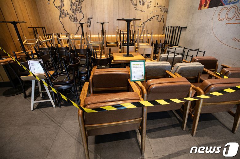 수도권 거리두기 2.5단계 조치 시행으로 한 프랜차이즈형 커피전문점 의자와 탁자가 한쪽으로 치워져 있다. 8.31 © News1 이승배 기자