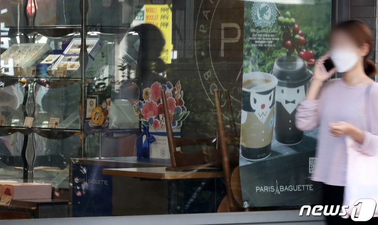 정부가 오는 6일 종료 예정인 ‘수도권 사회적 거리두기 2.5단계’를 한 주간 더 연장하기로 결정함에 따라 프랜차이즈 카페에 한정했던 '매장 이용 금지 조치'를 제과·빙수점으로 확대 적용하기로 결정, 관련 업계도 매출 타격을 피할 수 없게 됐다. 6일 오후 서울의 한 제과점에 의자와 책상만이 덩그러니 올려져 있다. 2020.9.4/뉴스1 © News1 이동해 기자