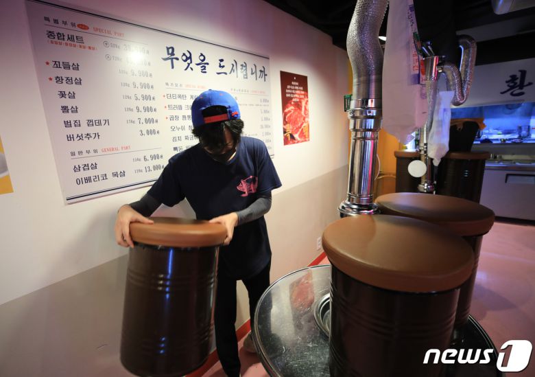 지난달 31일 정부의 강화된 거리두기 2.5단계 조치로 인해 서울 강남구 논현동의 한 음식점 직원이 오후 9시부터 매장을 정리하고 있다. © News1 구윤성 기자