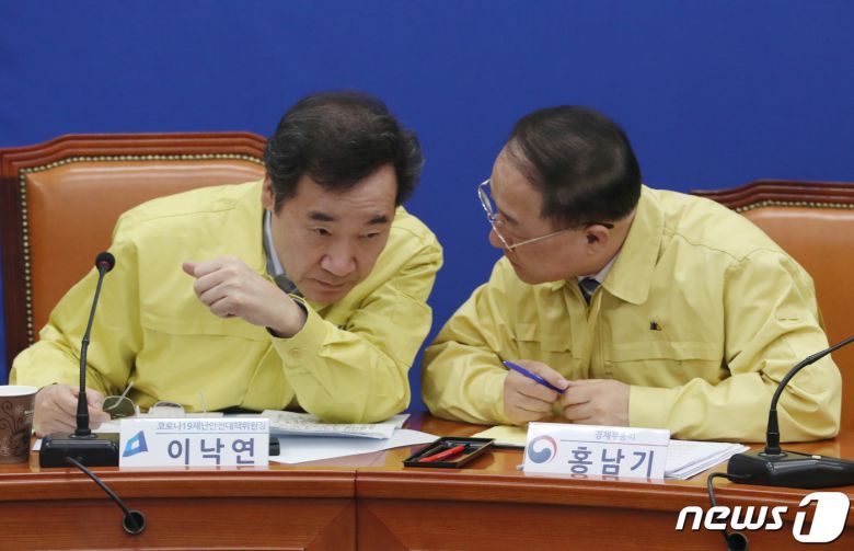 이낙연 더불어민주당 대표(왼쪽)와 홍남기 경제부총리 겸 기획재정부 장관 2020.3.4/뉴스1 © News1 박세연 기자