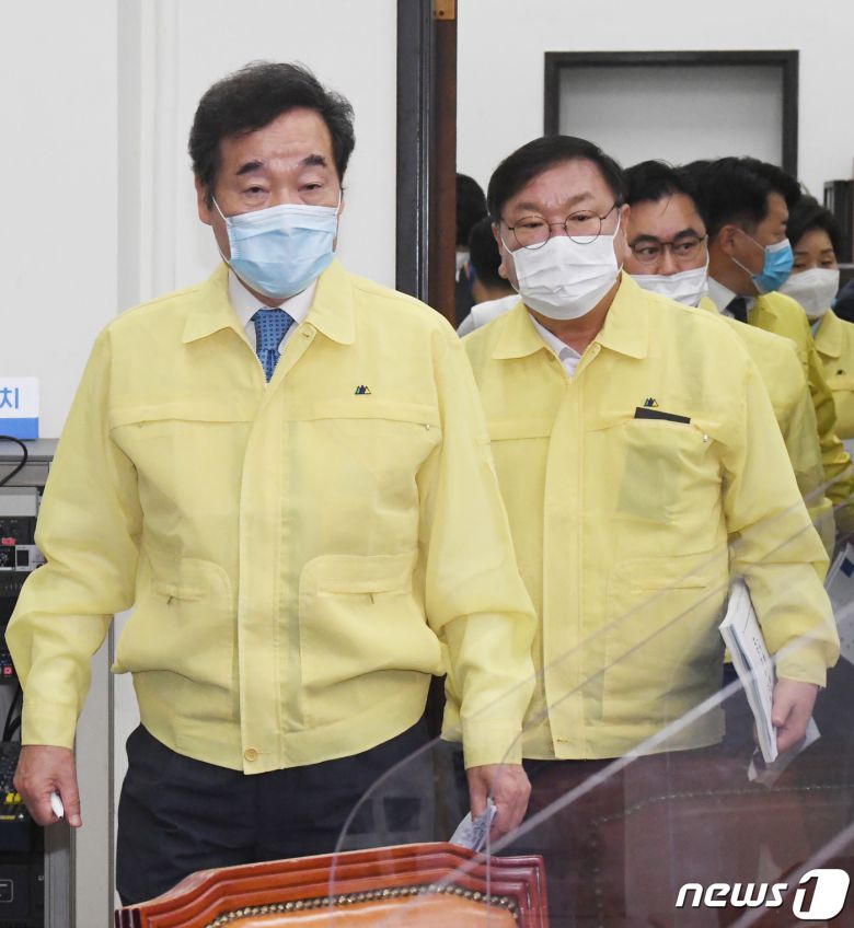 더불어민주당 이낙연 대표와 김태년 원내대표가 2일 오전 서울 여의도 국회에서 열린 최고위원회의에 참석하고 있다. 2020.9.2/뉴스1 © News1 성동훈 기자