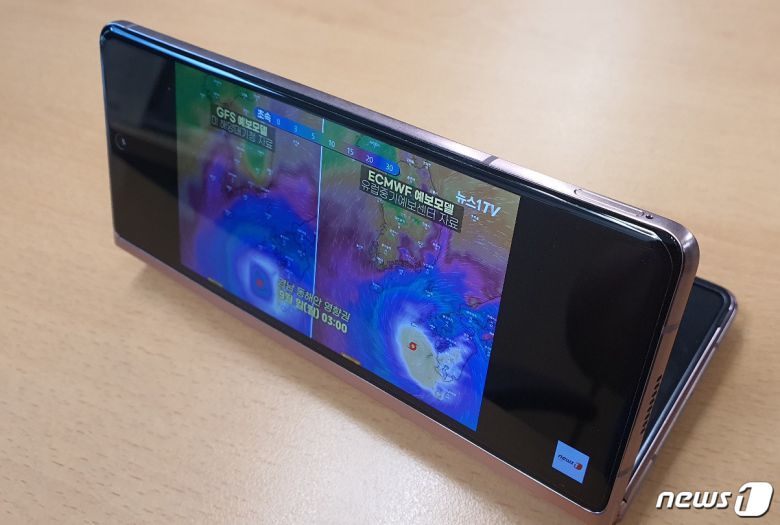 삼성전자 갤럭시Z폴드2의 하이드어웨이 힌지를 이용해 책상에 올려두고 유튜브를 틀었다. 2020.09.04. /뉴스1 © News1 김정현 기자