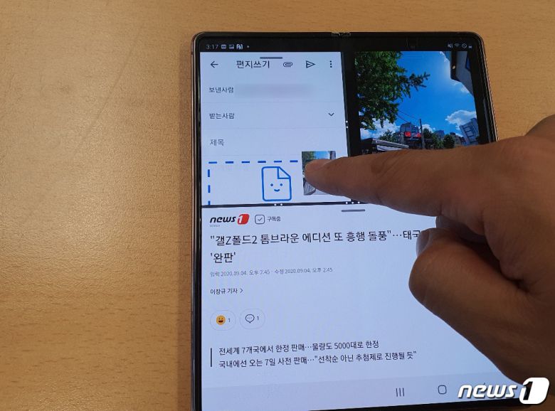 삼성전자 갤럭시Z폴드2로 3개 앱을 켜놓고 멀티태스킹을 하는 모습. 갤러리의 사진을 드래그앤드롭으로 쥐메일로 끌어오고 있다. 2020.09.04. /뉴스1 © News1 김정현 기자