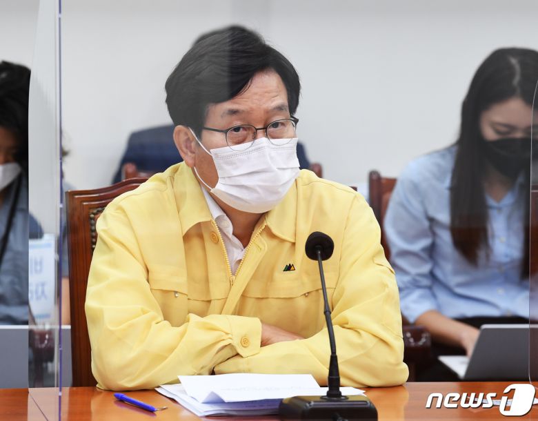 더불어민주당 신동근 최고위원은  4일 저녁 자신의 트위터에 “‘1인 10만원이라도…이재명, 2차 재난지원금 절충안 제시’, TV보도 참 딱하네요”라는 글을 올렸다./뉴스1 © News1 신웅수 기자