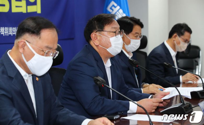 김태년 더불어민주당 원내대표가 지난 8월26일 오전 국회 의원회관에서 열린 2021년 예산안 편성 당정협의에서 모두발언을 하고 있다. 2020.8.26/뉴스1 © News1 성동훈 기자