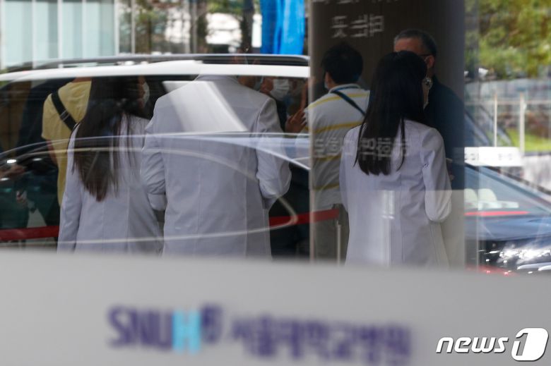 의대 정원 확대 등에 반대하며 무기한 집단휴진을 해 온 전공의들이 18일 만에 일부 진료에 복귀한 8일 서울 종로구 서울대병원에서 의료진들이 이동하고 있다. 2020.9.8/뉴스1 © News1 안은나 기자