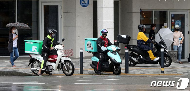 신종 코로나 바이러스 감염증(코로나19)로 매출에 직격탄을 맞은 외식업계가 테이크 아웃(포장), 배달 서비스를 강화하며 생존을 위한 돌파구를 모색하고 있다. 사회적 거리두기 2.5단계 시행과 방역조치 강화에 따라 외식 매장들의 밤 9시 이후 영업이 실질적으로 중단되면서 매출 감소가 불가피해졌기 때문이다. 2일 서울시 송파구의 한 거리에 배달업체 직원들이 분주하게 움직이고 있다. 2020.9.2/뉴스1 © News1 박지혜 기자
