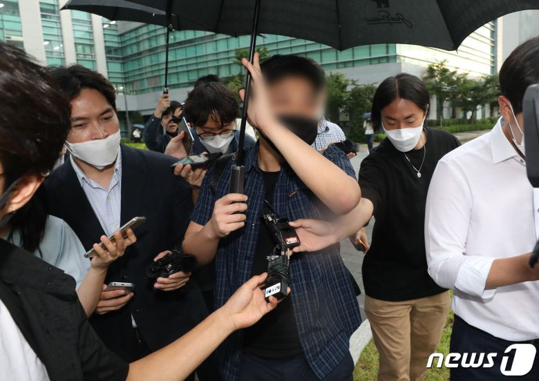 당직사병으로 근무하며 추미애 법무부 장관 아들의 휴가 미복귀(연장) 보고를 받았다고 주장하는 A씨가 9일 오후 서울 송파구 정의로 서울동부지방검찰청에서 조사를 마치고 나서고 있다. 2020.9.9/뉴스1 © News1 임세영 기자