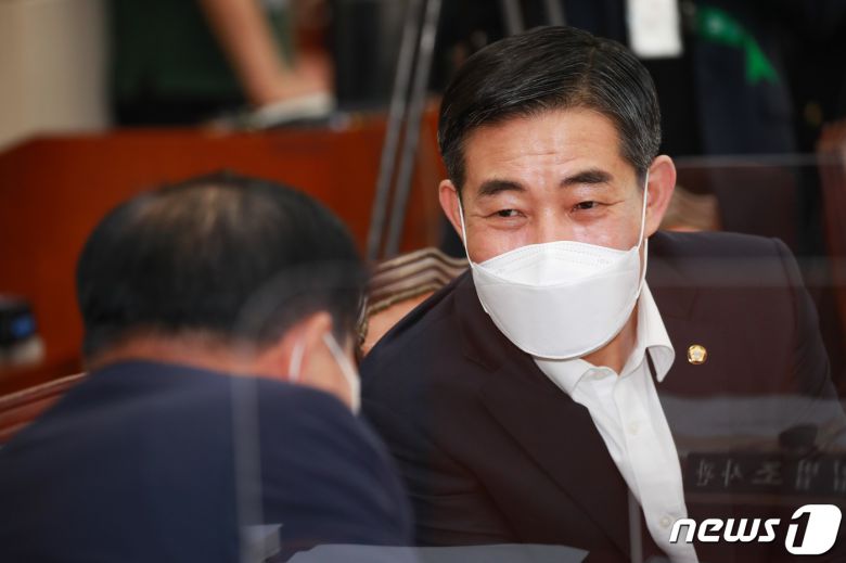 신원식 국민의힘 의원이 8일 서울 여의도 국회에서 열린 국방위원회에서 한기호 의원과 대화하고 있다. 2020.9.8/뉴스1 © News1 신웅수 기자