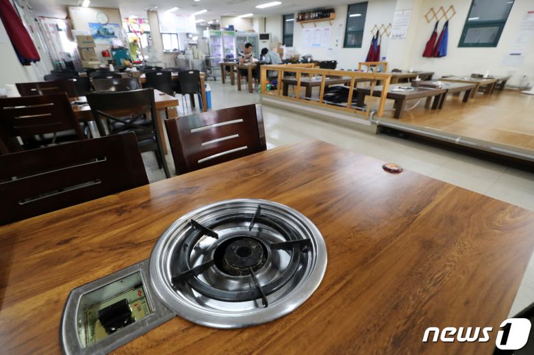 정부가 수도권에 적용된 사회적 거리두기 2.5단계를 일주일 연장하기로 발표한 4일 오후 경기도 수원시 팔달구의 한 식당이 점심시간임에도 한산한 모습을 보이고 있다. 2020.9.4/뉴스1 © News1 조태형 기자