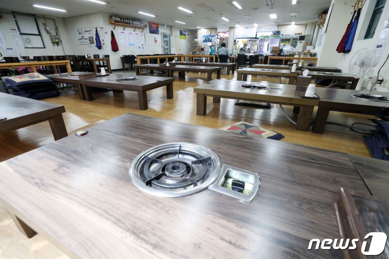 정부가 수도권에 적용된 사회적 거리두기 2.5단계를 일주일 연장하기로 발표한 4일 오후 경기도 수원시 팔달구의 한 식당이 점심시간임에도 한산한 모습을 보이고 있다. 2020.9.4/뉴스1 © News1 조태형 기자