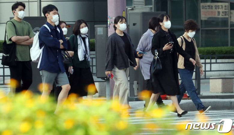 서울 아침기온이 20도 등 선선한 가을 날씨를 보인 11일 세종로 네거리에서 시민들이 긴 소매 옷을 입고 출근하고 있다. 2020.9.11/뉴스1 © News1 김명섭 기자