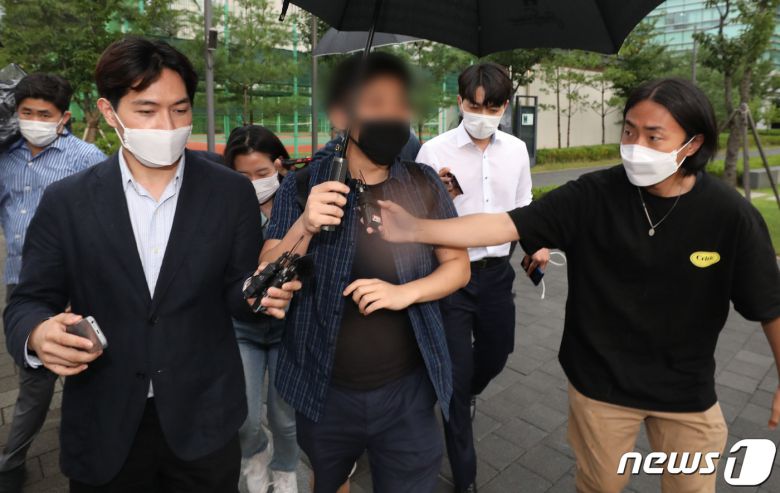 당직사병으로 근무하며 추미애 법무부 장관 아들의 휴가 미복귀(연장) 보고를 받았다고 주장하는 A씨가 9일 오후 서울 송파구 정의로 서울동부지방검찰청에서 조사를 마치고 나서고 있다. 2020.9.9/뉴스1 © News1 임세영 기자