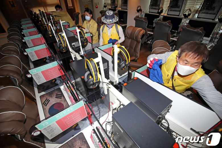 10일 광주 북구 한 PC방에서 북구청 방역단이 코로나19 확산 예방을 위해 방역 소독을 진행하고 있다. 광주시는 집합금지 업종이었던 PC방과 게임·오락실에 대해 그동안 확진자가 발생하지 않은 점 등을 고려해 집합제한 대상으로 완화했다. 2020.9.10 /뉴스1 © News1 황희규 기자