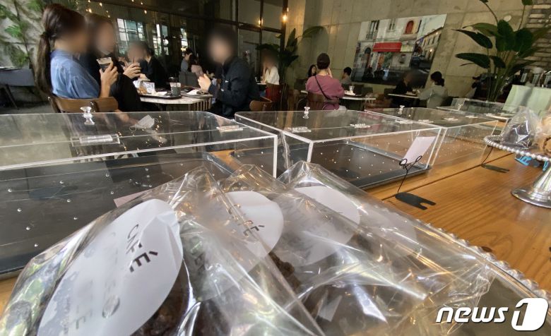 수도권의 사회적 거리두기 단계가 2.5단계에서 2단계로 2주간 조정된 13일 서울 시내 카페거리의 한 카페에 이용 고객들로 북적이고 있다. 2020.9.13/뉴스1 © News1 이동해 기자