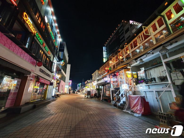 22일 밤 10시께 홍익대 앞 '젊음의 거리'의 한산한 모습 © 뉴스1 황덕현 기자