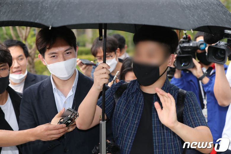 당직사병으로 근무하며 추미애 법무부 장관 아들의 휴가 미복귀(연장) 보고를 받았다고 주장하는 A씨가 9일 오후 서울 송파구 정의로 서울동부지방검찰청에서 조사를 마치고 나서고 있다. 2020.9.9/뉴스1 © News1 임세영 기자