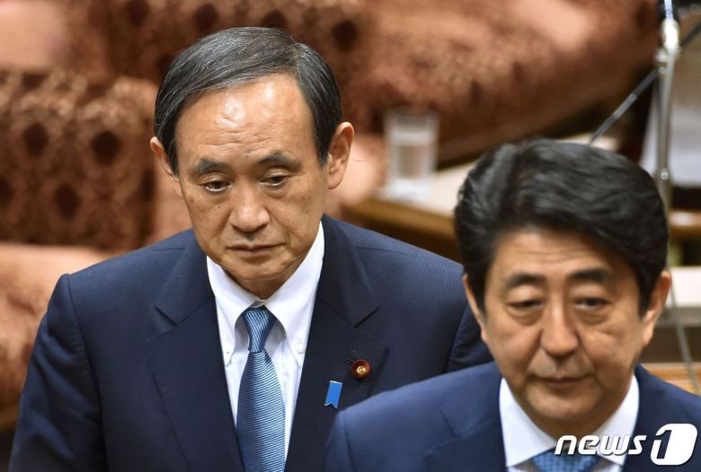 스가 요사히데 신임 일본 자민당 총재(왼쪽)와 아베 신조 총리 <자료사진> © AFP=뉴스1