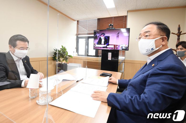 홍남기 경제부총리 겸 기획재정부 장관이 14일 서울 종로구 정부서울청사에서 서울-세종간 화상으로 열린 확대간부회의를 주재하고 있다. (기획재정부 제공) 2020.9.14/뉴스1