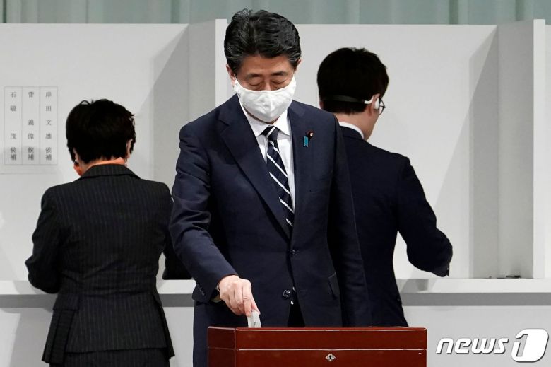 아베 신조 일본 총리가 14일 오후 도쿄도내 호텔에서 실시된 자민당 총재 경선에서 투표함에 투표용지를 넣고 있다. © AFP=뉴스1