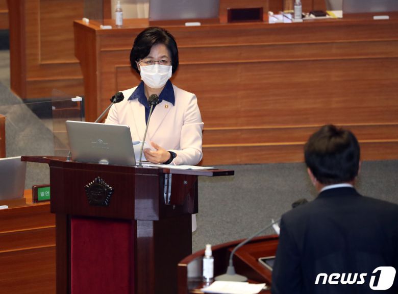 추미애 법무부 장관이 14일 오후 서울 여의도 국회 본회의장에서 열린 정치분야 대정부 질문에서 황운하 더불어민주당 의원의 질문에 답변하고 있다. 2020.9.14/뉴스1 © News1 신웅수 기자