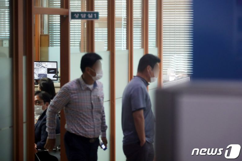 추미애 법무부 장관의 아들 '군 휴가 의혹'을 수사하고 있는 검찰이 15일 오후 서울 용산구 국방부종합민원실에서 압수수색을 하고 있다.2020.9.15/뉴스1 © News1 이광호 기자